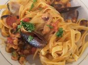 Una foto di fettuccine allo scoglio