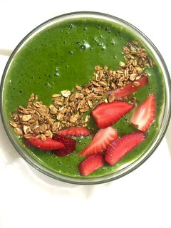 Una foto de ⁝ ༘ ⃗ Smoothie bowl verde :･ﾟ