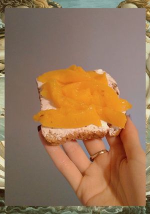 Una foto de Tostadas integrales con queso crema y duraznos