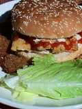 Hamburguesa de pescado estilo Sitka Alaska con guarnición de aros de cebolla y pepinillos fritos