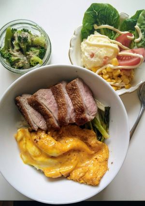 脆皮鴨胸滑蛋蔥蓋飯 的食譜成品照片