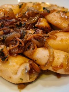 Una foto de Chipirones encebollados