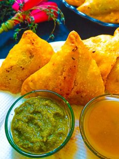 समोसा (Aloo samosa recipe in Hindi) रेसिपी मुख्य फोटो