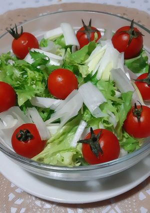 Une photo de Salade laitue tomates cerises 🍴