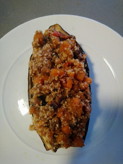Una foto de Berenjena rellena de verduras y cuscús