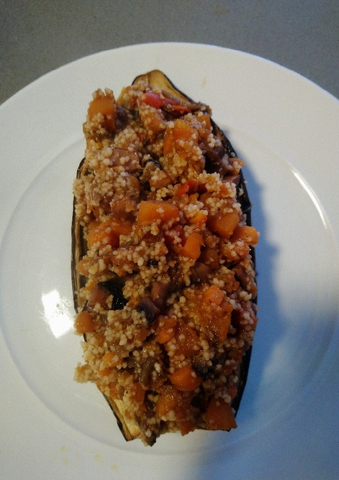 Una foto de Berenjena rellena de verduras y cuscús