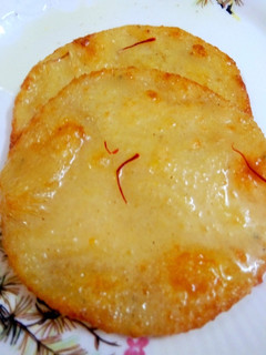 आटे के स्वादिष्ट मालपुए (Aate ke swadisht malpue recipe in hindi) रेसिपी मुख्य फोटो