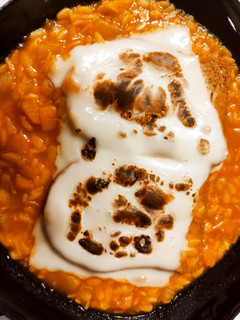 Una foto de Sopa de zanahoria y patatas a la mantequilla con pan tostado y queso gratinado