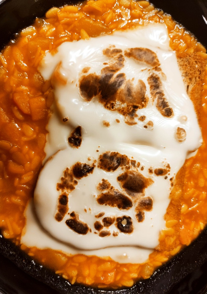 Una foto de Sopa de zanahoria y patatas a la mantequilla con pan tostado y queso gratinado