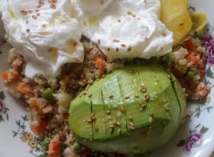 Una foto de Quinua con verduras y huevo poché (escalfado)🇵🇪