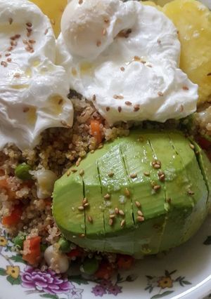 Una foto de Quinua con verduras y huevo poché (escalfado)🇵🇪