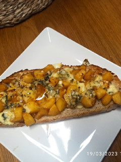 Una foto de Tosta de manzana caramelizada con queso azul