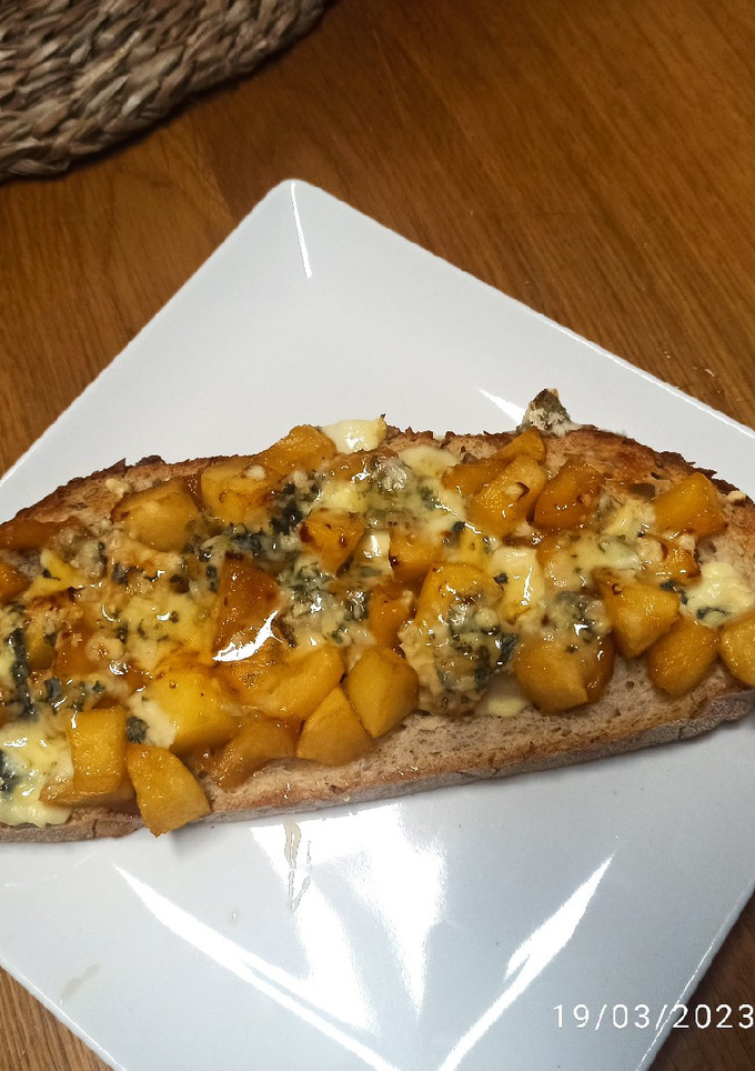 Una foto de Tosta de manzana caramelizada con queso azul
