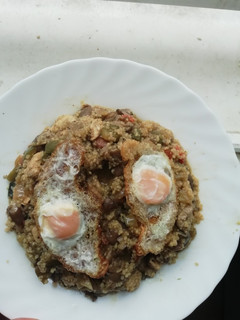 Una foto de Couscous con verduras y pollo a la soja con dos huevos