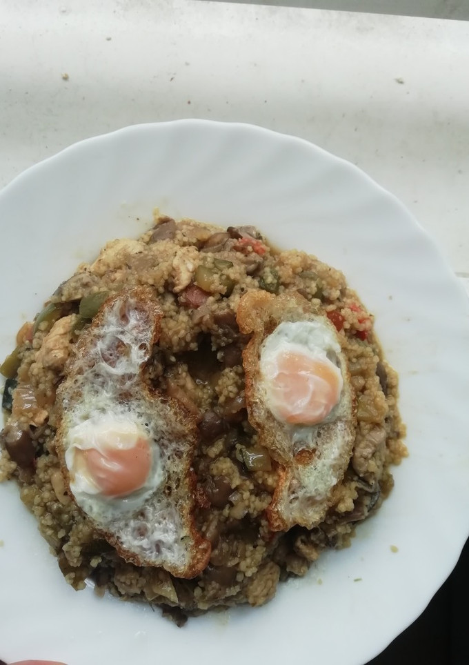 Una foto de Couscous con verduras y pollo a la soja con dos huevos