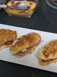 Una foto de Panecillos de leche con embutido y lechuga