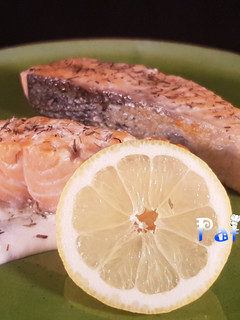 Una foto de Salmón con salsa de limón