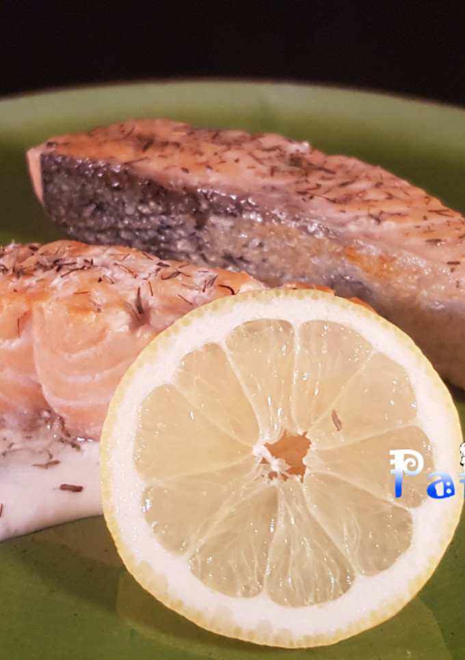 Una foto de Salmón con salsa de limón