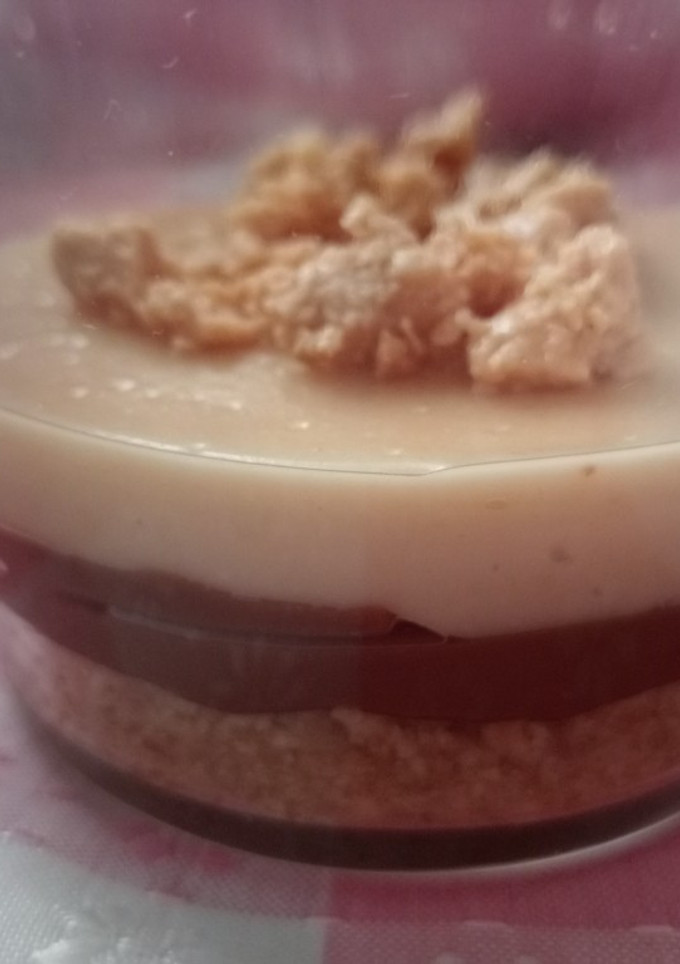 Una foto de Vasitos de crema de turrón blando con chocolate