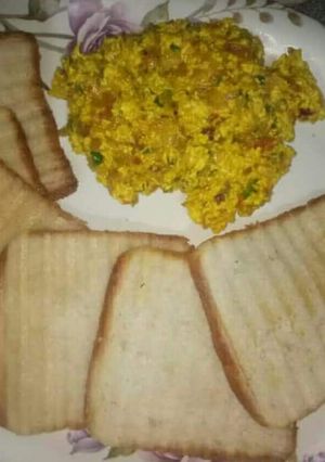 A picture of Paneer bhurji with bread.