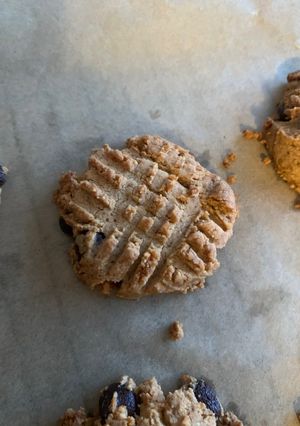 A picture of Keto peanut butter cookies.