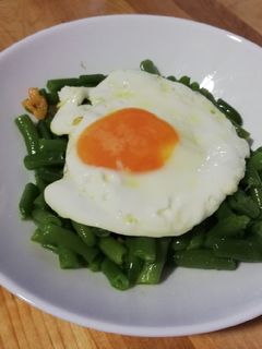Una foto de Judía verde salteada y huevo a la plancha
