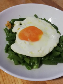 Una foto de Judía verde salteada y huevo a la plancha