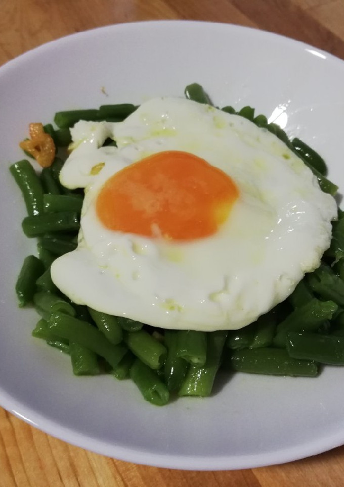 Una foto de Judía verde salteada y huevo a la plancha