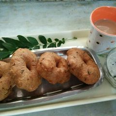 A picture of Rawa ke Medu Vade with coconut chutney.