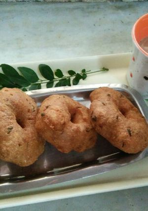 A picture of Rawa ke Medu Vade with coconut chutney.