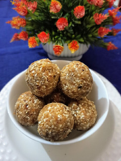 तिल मावा लड्डू (Til mava laddu recipe in Hindi) रेसिपी मुख्य फोटो