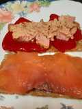 Tostas de salmón con Cabrales y atún con piquillos para entrante o cena ligera