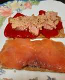 Tostas de salmón con Cabrales y atún con piquillos para entrante o cena ligera