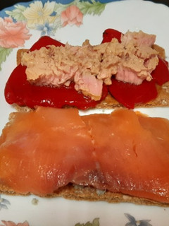 Una foto de Tostas de salmón con Cabrales y atún con piquillos para entrante o cena ligera