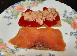 Una foto de Tostas de salmón con Cabrales y atún con piquillos para entrante o cena ligera