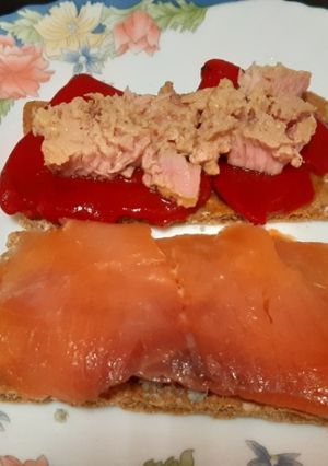 Una foto de Tostas de salmón con Cabrales y atún con piquillos para entrante o cena ligera