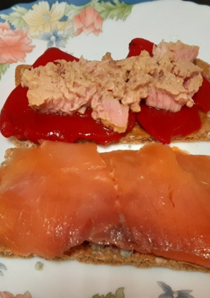 Una foto de Tostas de salmón con Cabrales y atún con piquillos para entrante o cena ligera