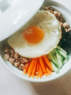Hình của món Bibimbap - Cơm trộn Hàn Quốc.