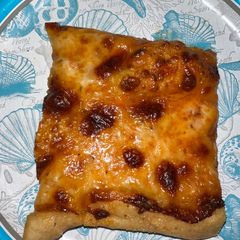 A picture of Thin crust paprika pizza.