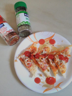 બ્રેડ પીઝા (Bread Pizza Recipe In Gujarati) રેસીપી મુખ્ય ફોટો