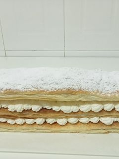 Una foto de Milhojas de hojaldre relleno de nata (con Thermomix o sin ella)