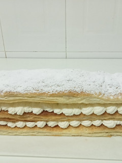 Una foto de Milhojas de hojaldre relleno de nata (con Thermomix o sin ella)