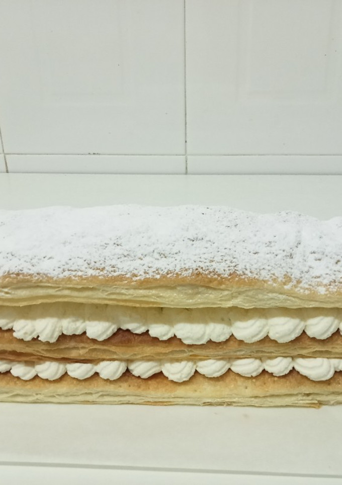 Una foto de Milhojas de hojaldre relleno de nata (con Thermomix o sin ella)