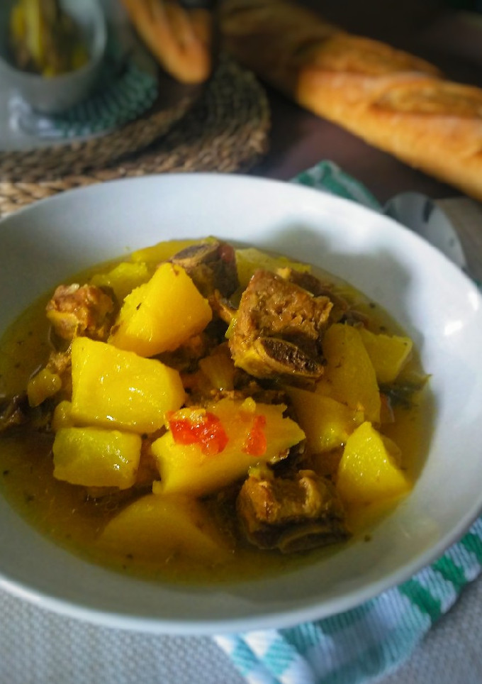 Una foto de Estofado de costillas con patatas