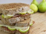 Una foto de sandwich de jamón serrano
