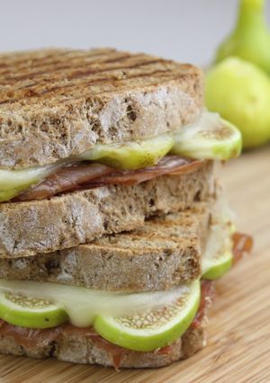 Una foto de Sándwich de jamón, higo y queso