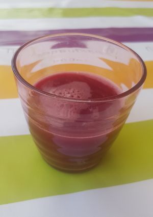 Une photo de Jus détox - betterave / choux rouge / carotte / poivron et pomme