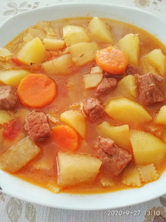 Marhagulyás bográcsban gazdagon recept fotója