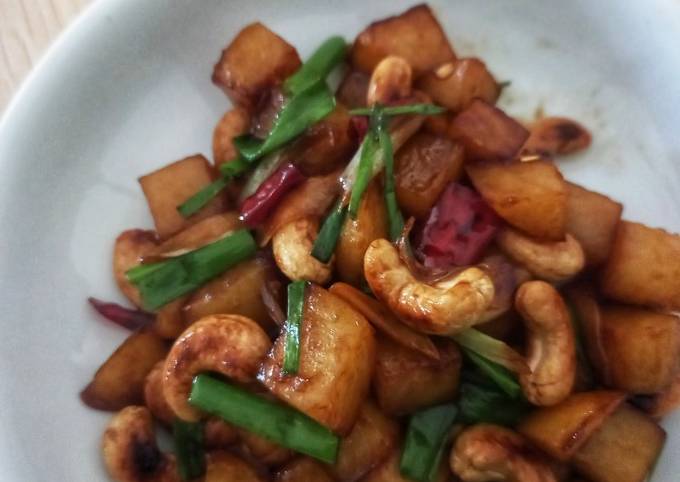 Ternyata ini loh! Resep bikin Kentang Masak Kacang Mete yang nagih banget