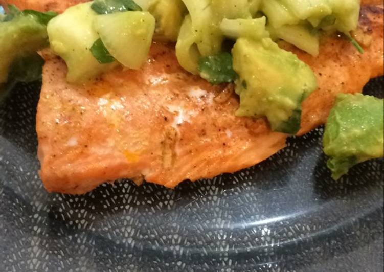 Salmão com salada de avocado - Tudogosreceitas